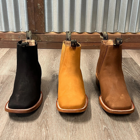 Kit Bota Masculina en Cuero Legítimo y Plantilla Ortopédica + 4 REGALOS: Vaso, Billetera, Cinturón y Sombrero