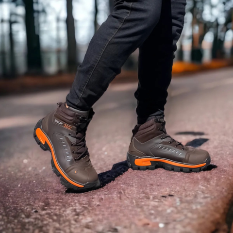 Kit Bota Masculina en Cuero Legítimo, Punta de Acero y Plantilla Ortopédica +3 REGALOS: Reloj, Cinturón y Billetera